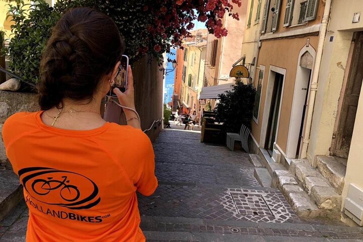Μια γυναίκα με πορτοκαλί πουκάμισο μιλάει στο κινητό