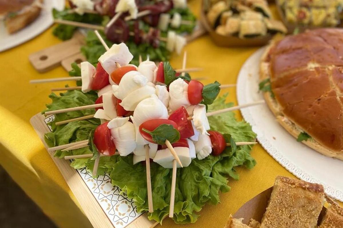 salat með grænmeti og osti á borði