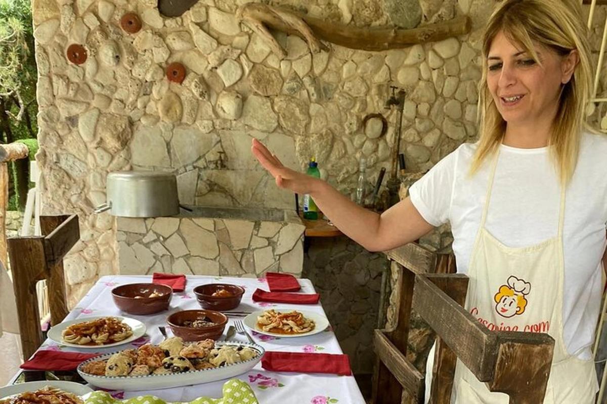 žena stoji ispred stola s hranom