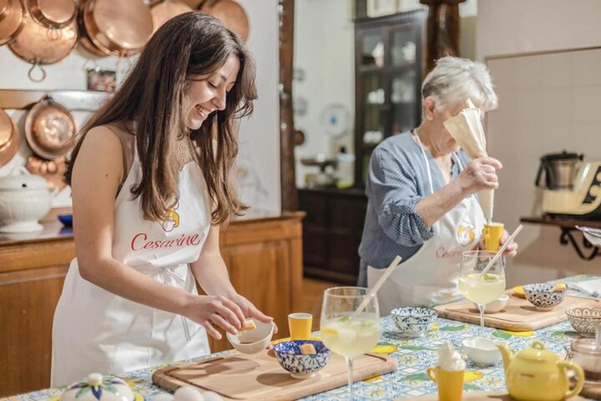 žena stojící v kuchyni a připravující jídlo