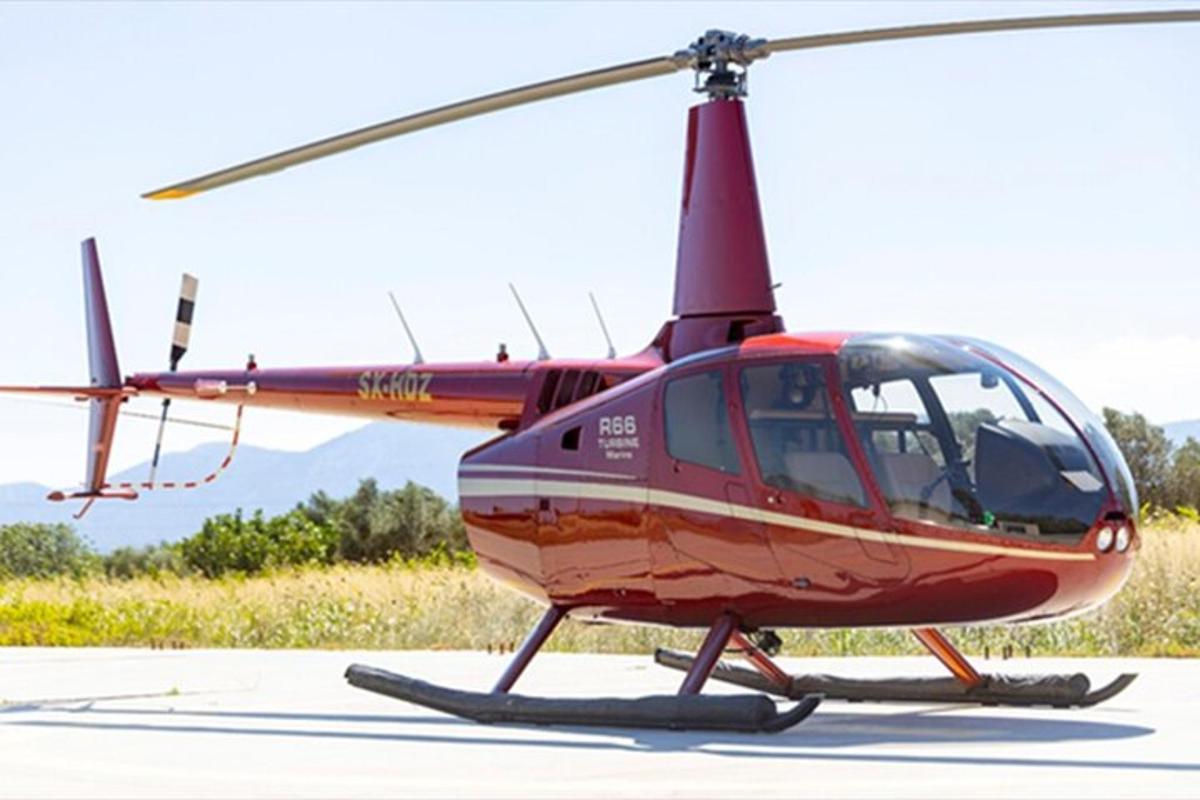 kırmızı bir helikopter pistte park edilmiş