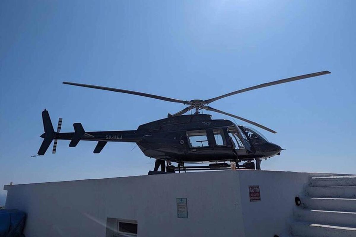 sebuah helikopter yang duduk di atas sebuah bangunan