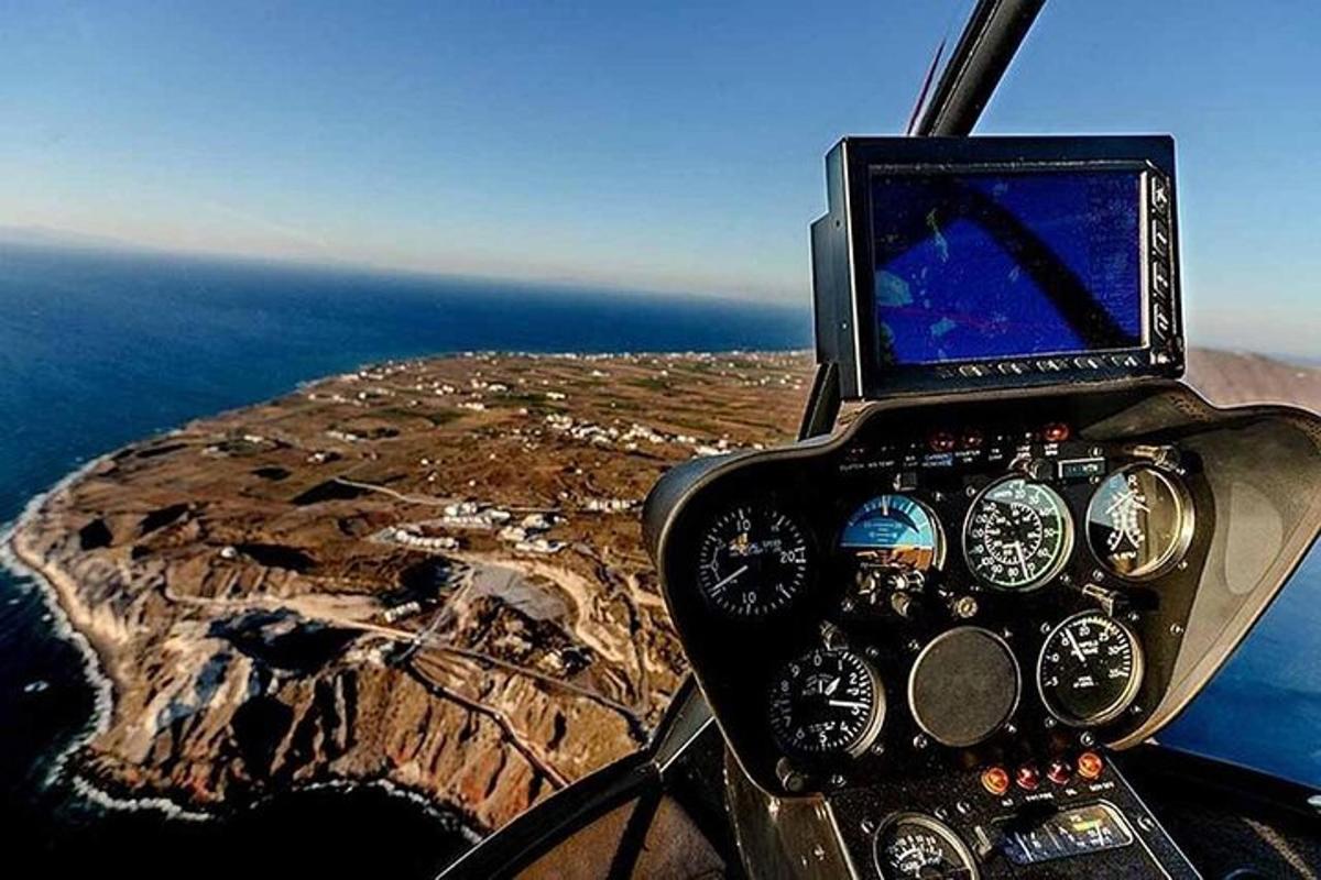 pilotska kabina helikopterja, ki leti nad otokom