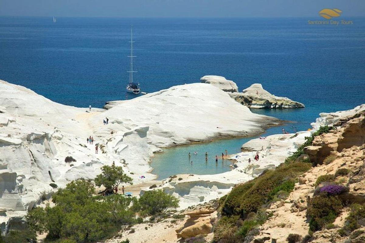 μια ομάδα ανθρώπων σε μια παραλία κοντά στον ωκεανό