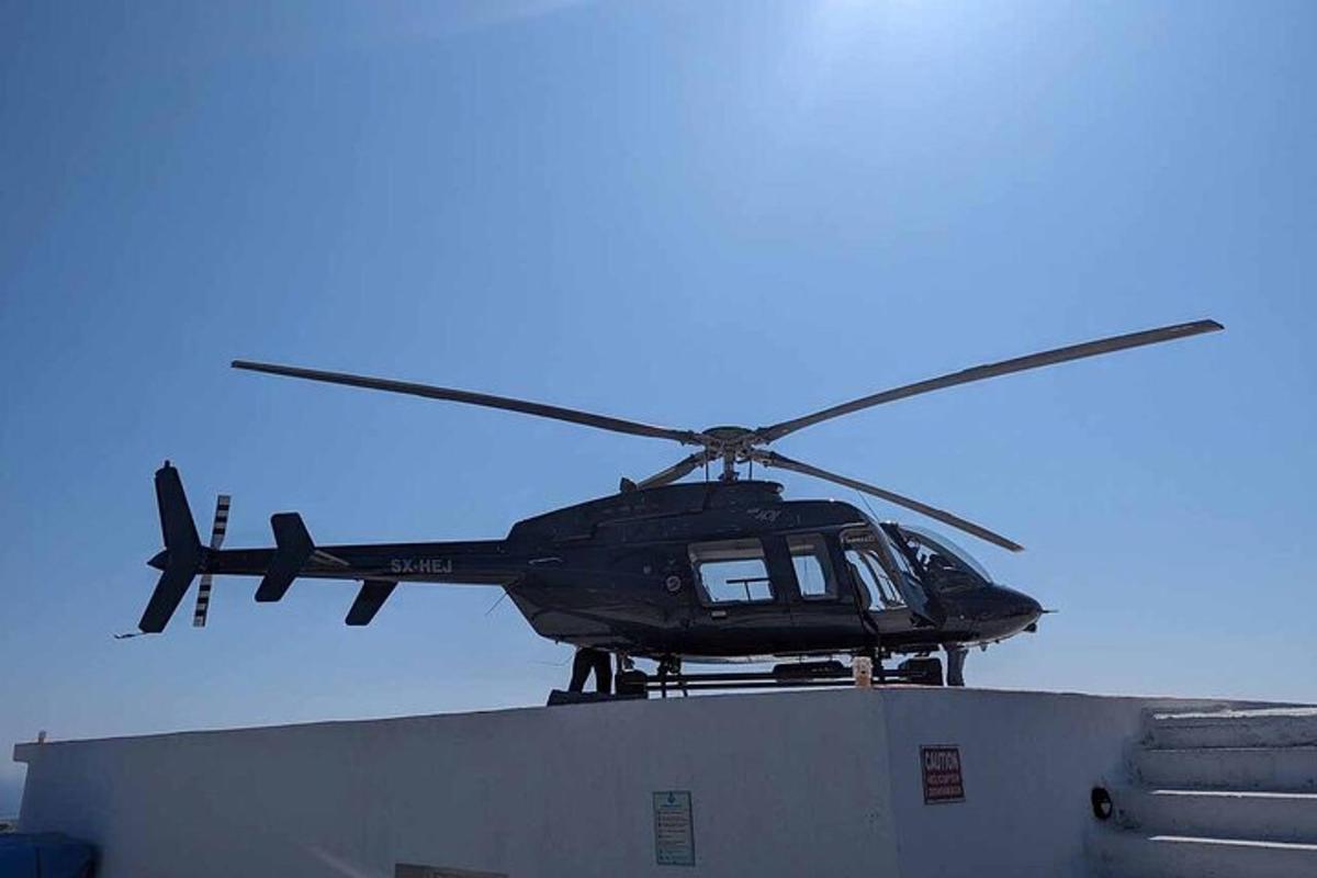 helikopters, kas atrodas uz ēkas jumta