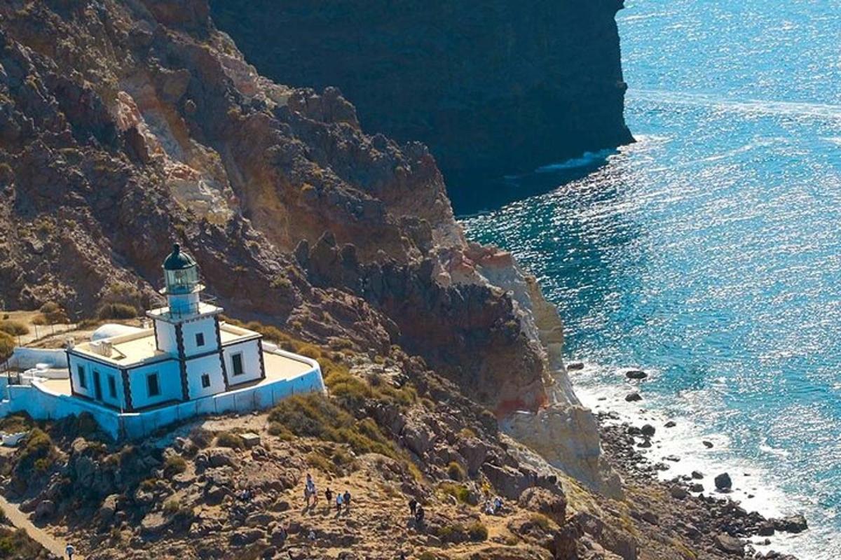 ένας φάρος στην πλαγιά ενός γκρεμού δίπλα στον ωκεανό