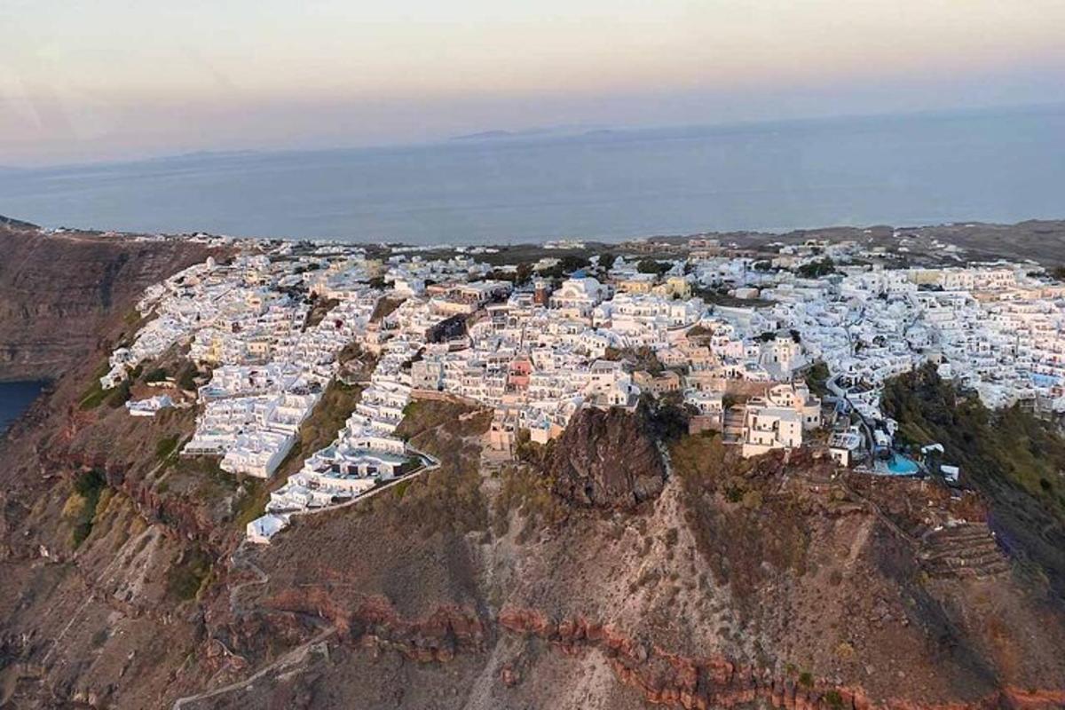 una vista aérea de un pueblo en la ladera de una montaña