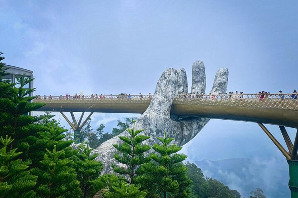 jambatan di atas gunung dengan tangan yang besar di atasnya