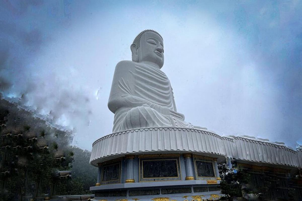 patung besar buddha di atas bangunan