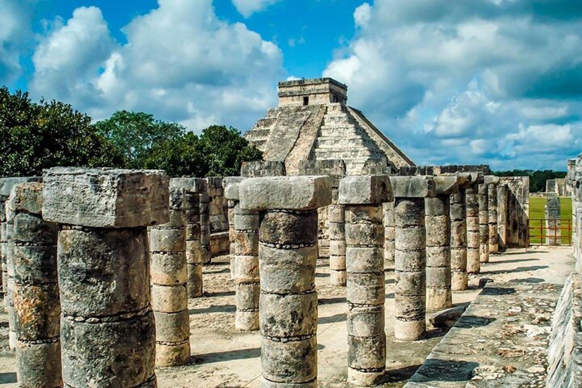 una pirámide en las ruinas de la pirámide maya