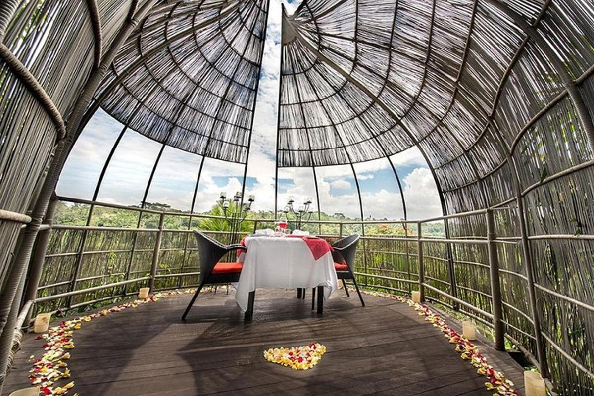 un tavolo e delle sedie su un balcone con un ombrellone