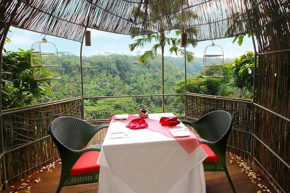 un tavolo con rose rosse in cima a un balcone