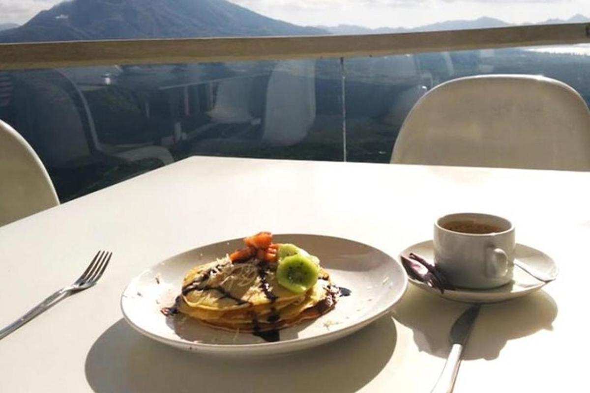 o farfurie cu mâncare pe masă cu o ceașcă de cafea