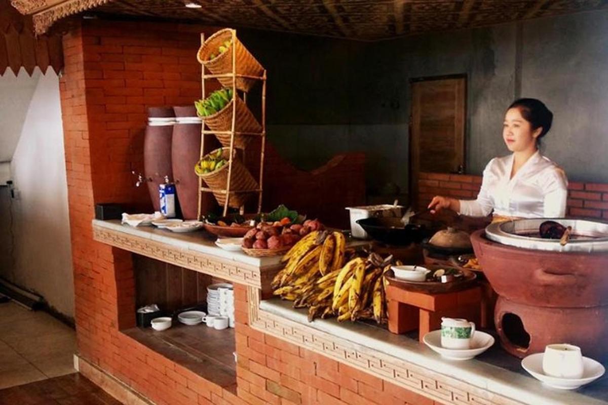 o femeie care stă în spatele unui tejghea cu mâncare pe el
