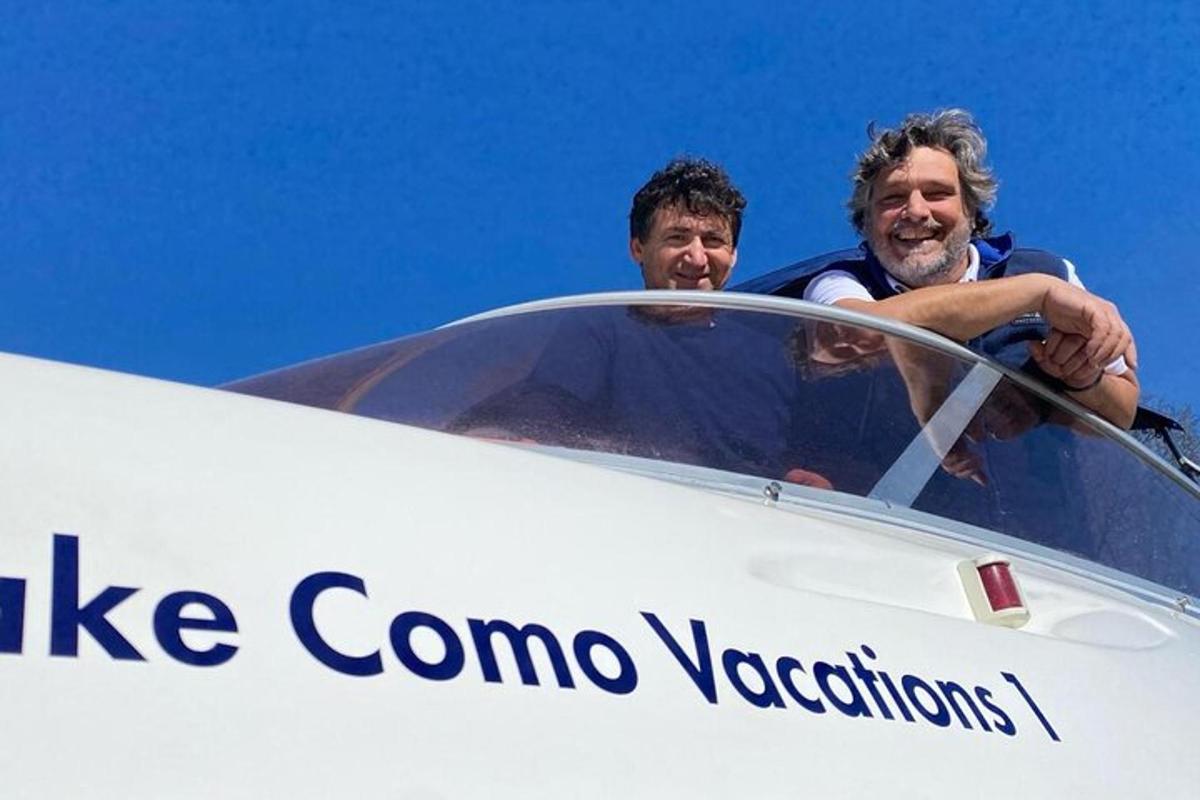 Dos hombres están parados en la parte superior de un avión.