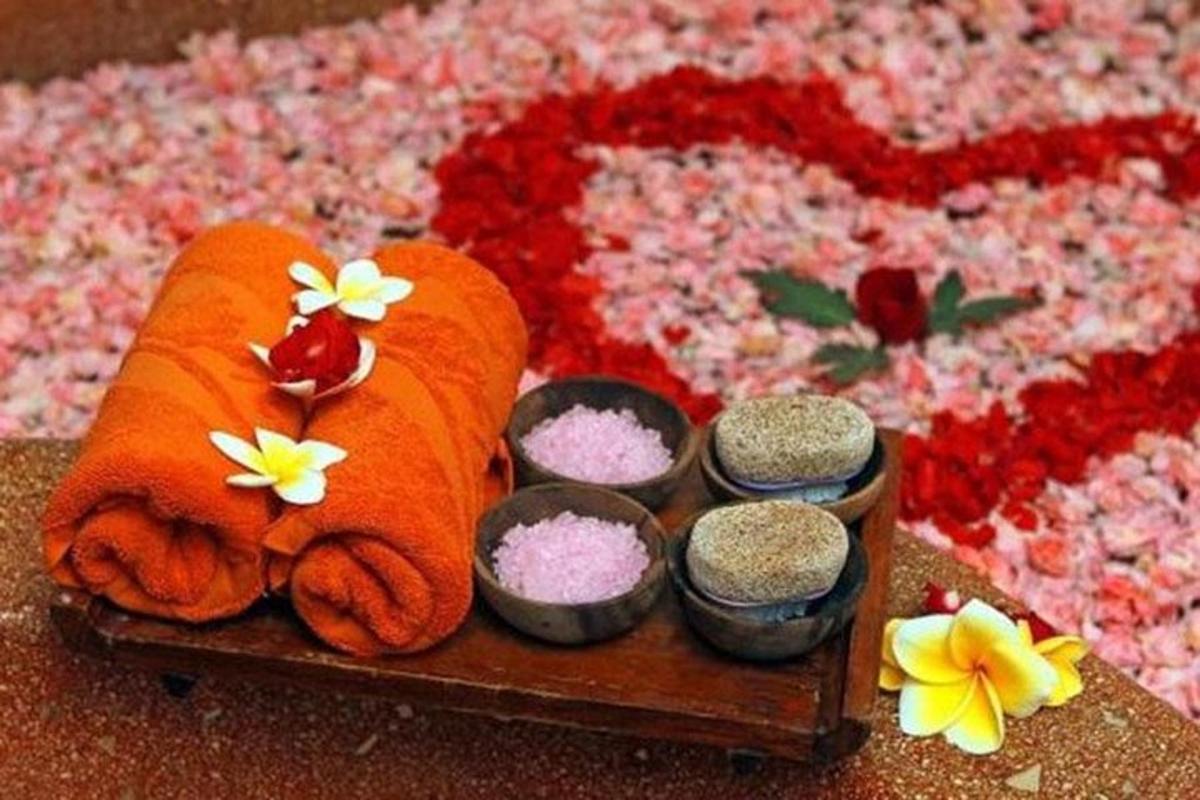 một khay đựng khăn tắm, một ít gia vị và một ít hoa