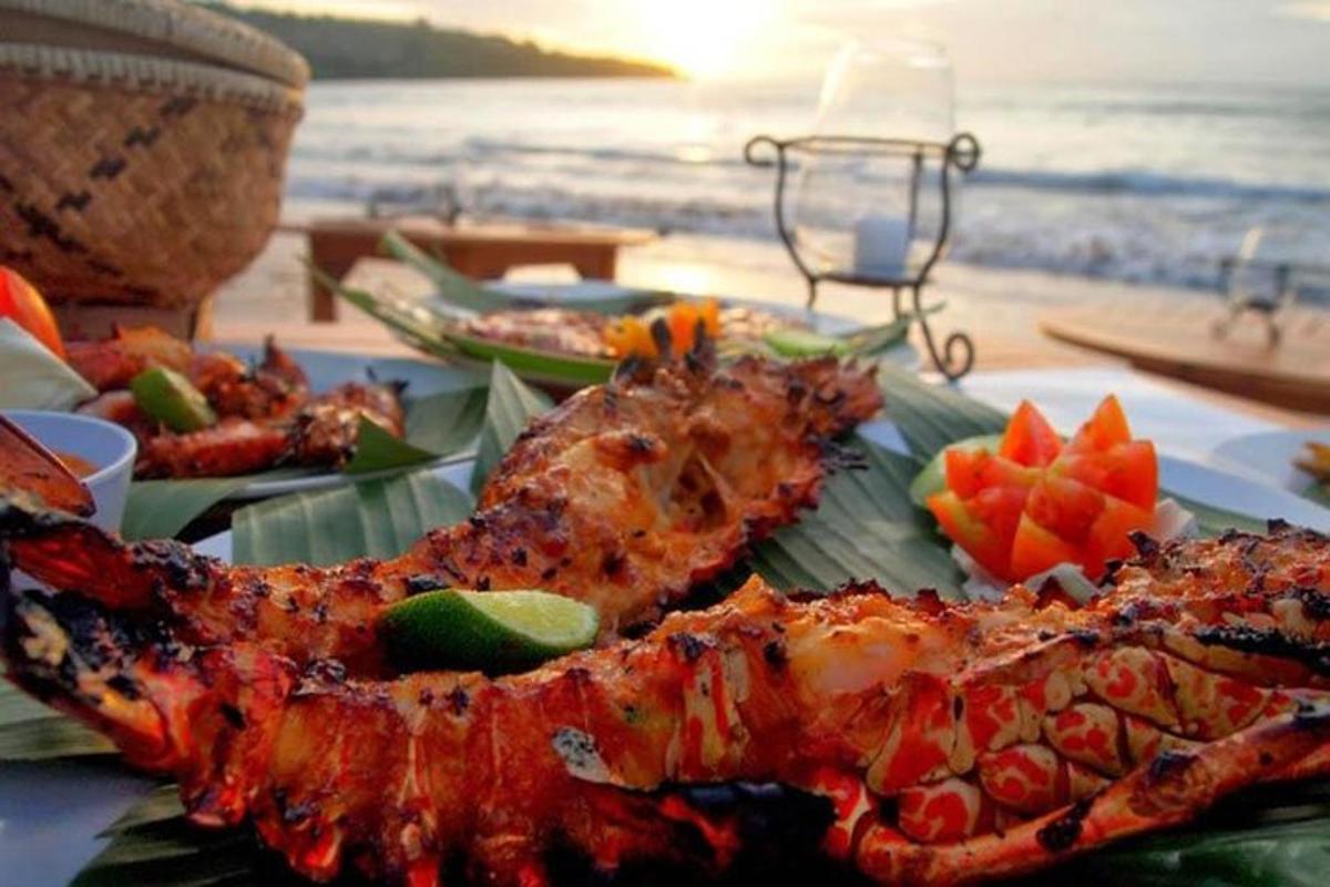 Un plato de comida en una mesa cerca de la playa.