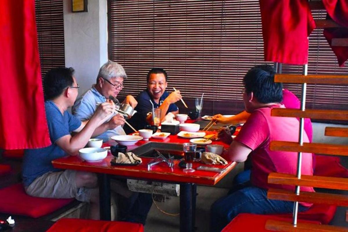 sekelompok orang yang duduk di meja makan