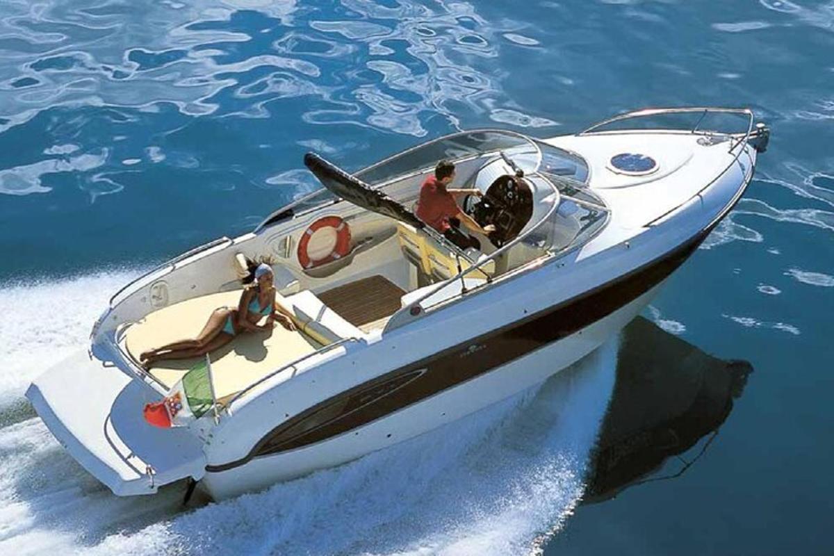 una barca bianca con due persone in acqua