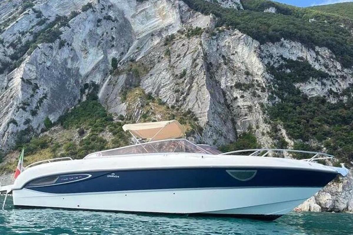 una barca ferma nell'acqua accanto a una montagna