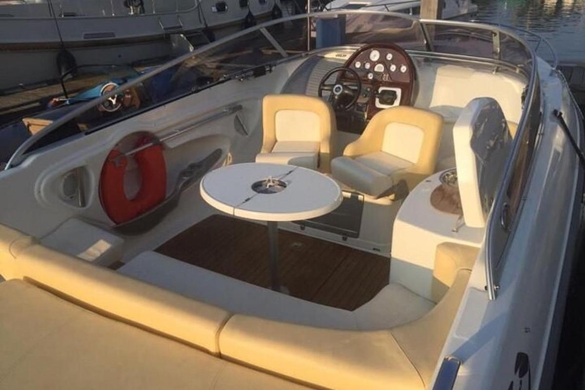 Un barco con una mesa en la parte trasera.