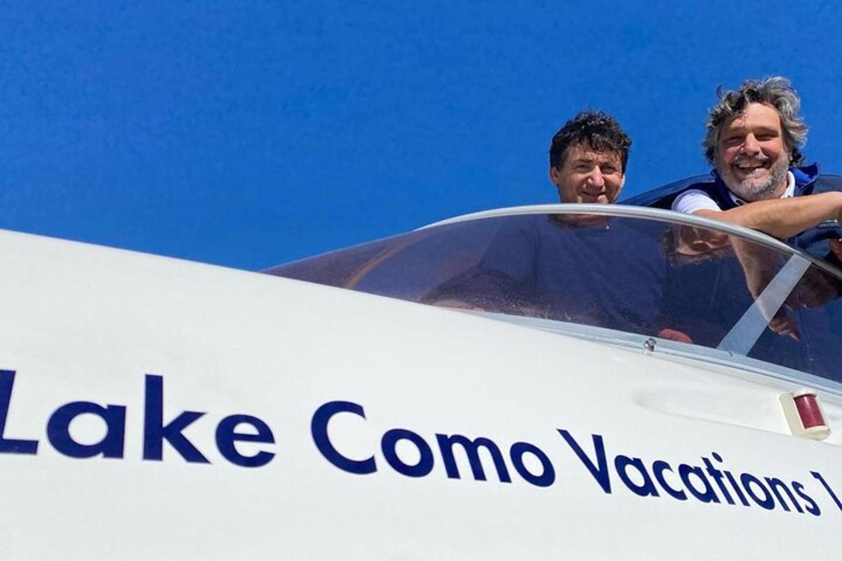 due uomini in piedi nel finestrino di un aereo