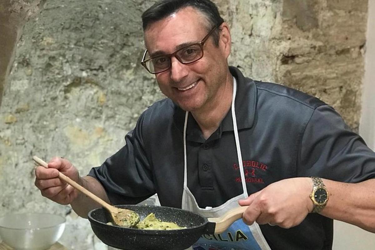 Ein Mann rührt mit Stäbchen in einer Schüssel Essen um