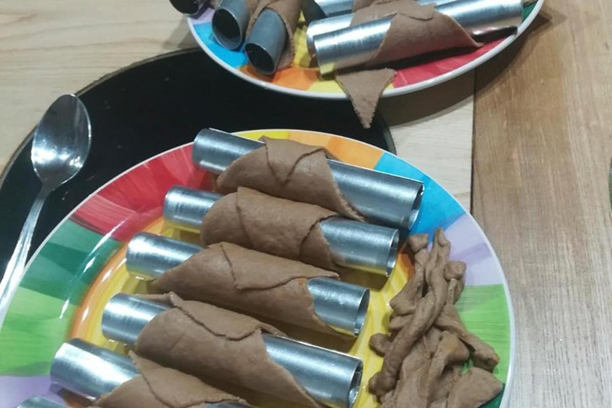 zwei Teller mit Essen auf einem Tisch mit Tellern mit Essen