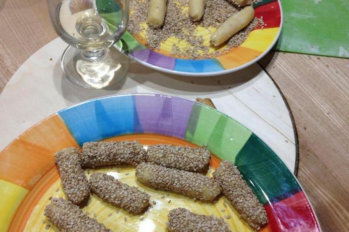 ein bunter Teller mit Essen auf einem Tisch