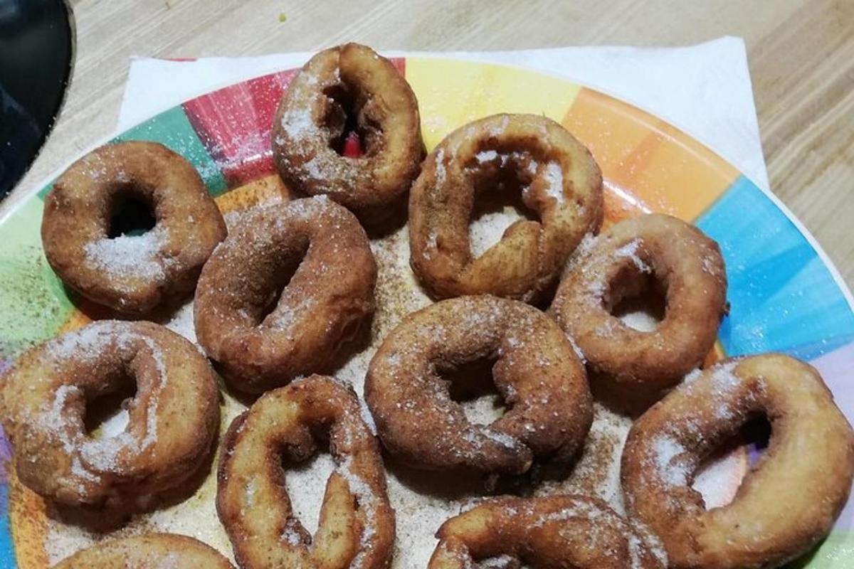 kolorowy talerz pączków na stole