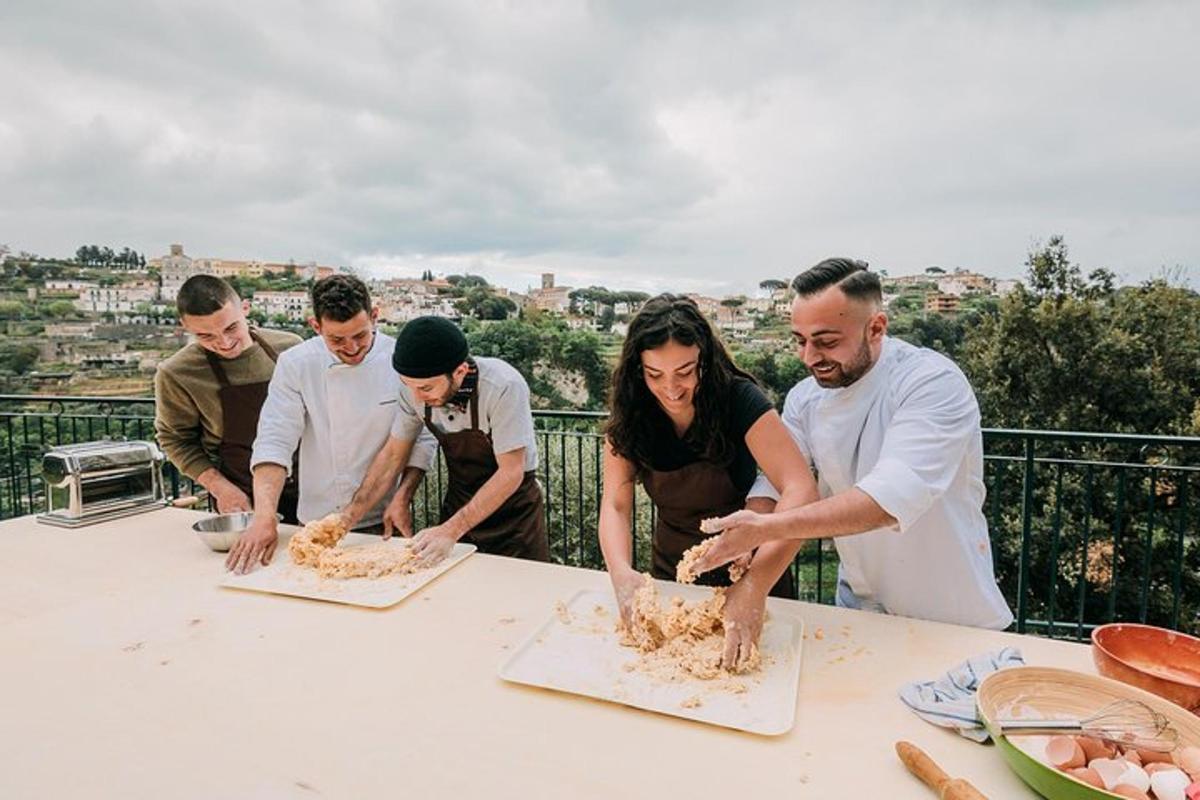 un groupe de personnes debout autour d'une table préparant de la nourriture