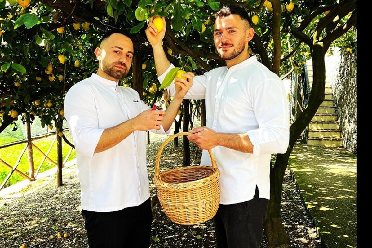 deux hommes debout à côté d'un panier avec une pomme