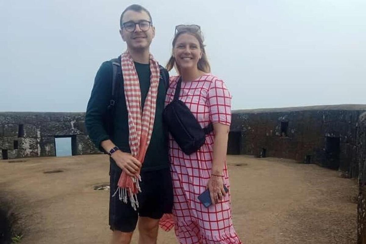 mees ja naine seisavad hoone katusel