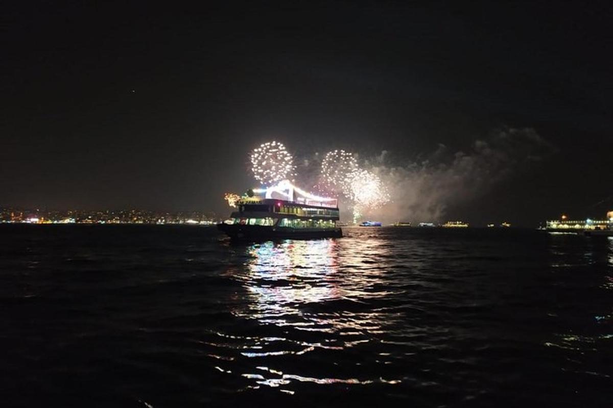 ein Boot im Wasser mit Feuerwerk in der Nacht