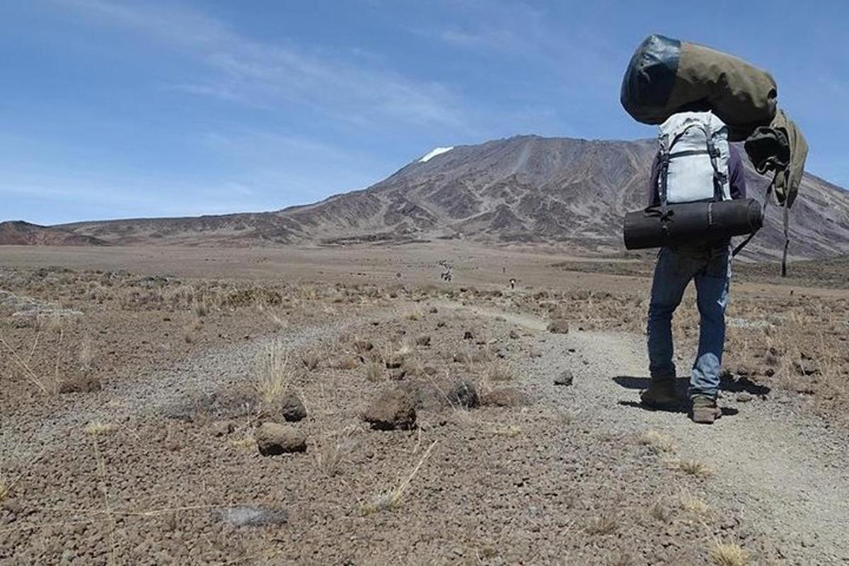 una persona con uno zaino che cammina nel deserto