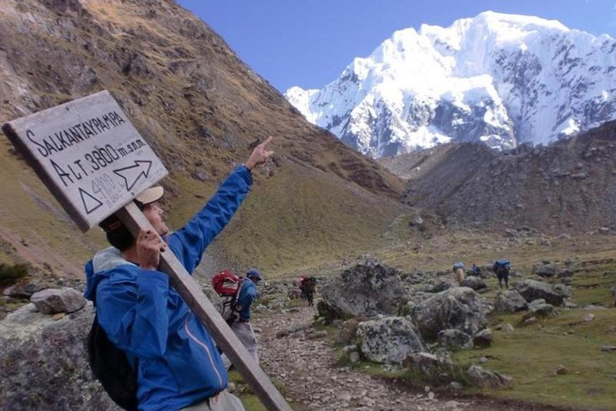 seseorang yang memegang tanda di gunung