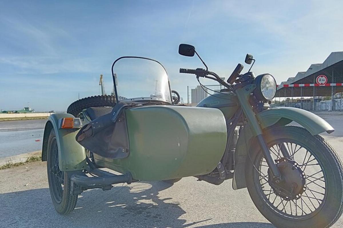 Una motocicleta verde con un sidecar encima