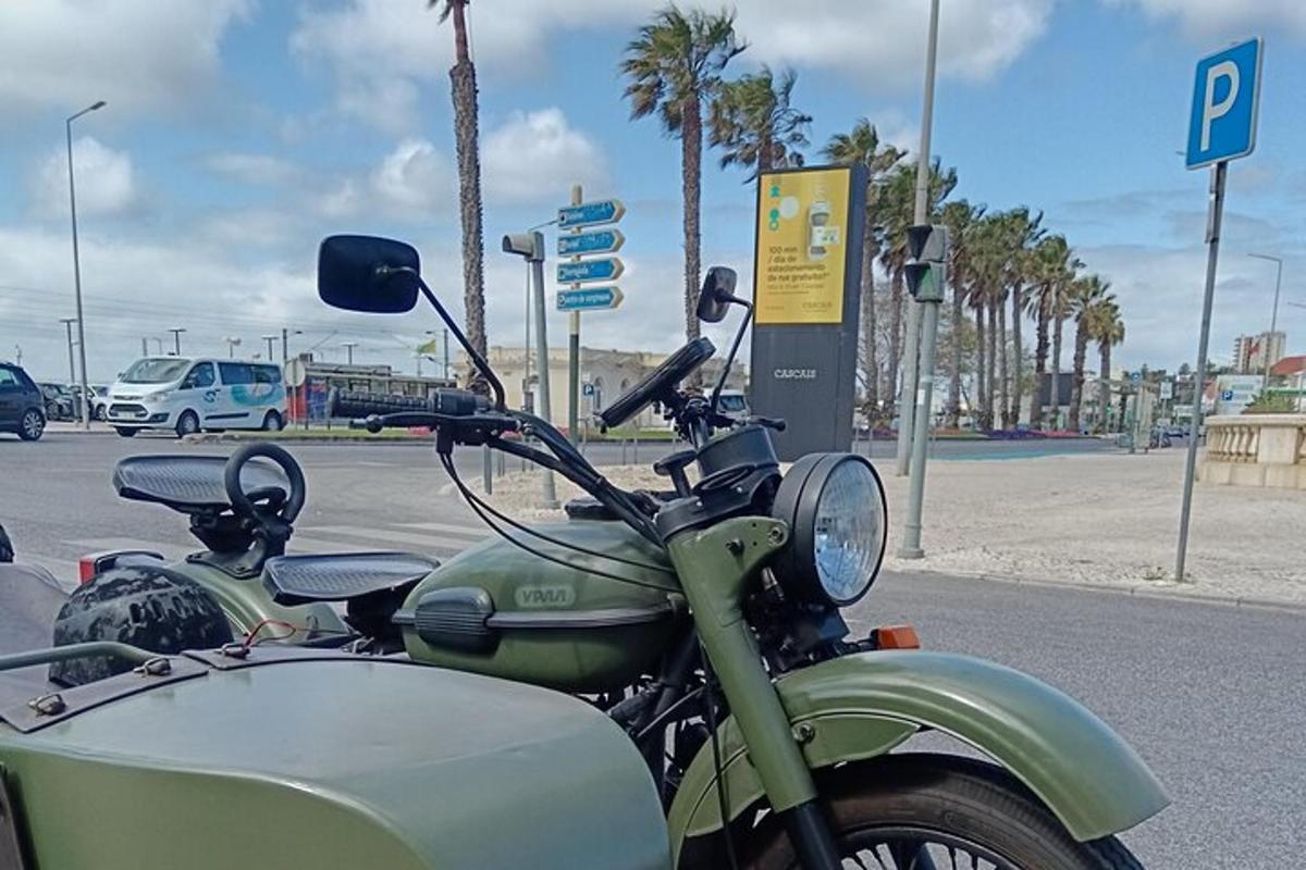 o motocicletă verde parcată pe marginea străzii