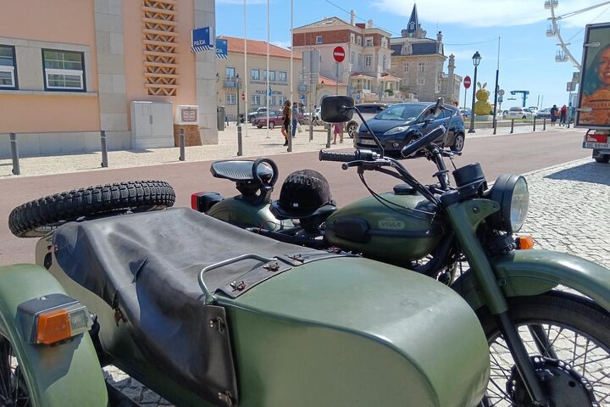 Una motocicleta verde con sidecar en una calle