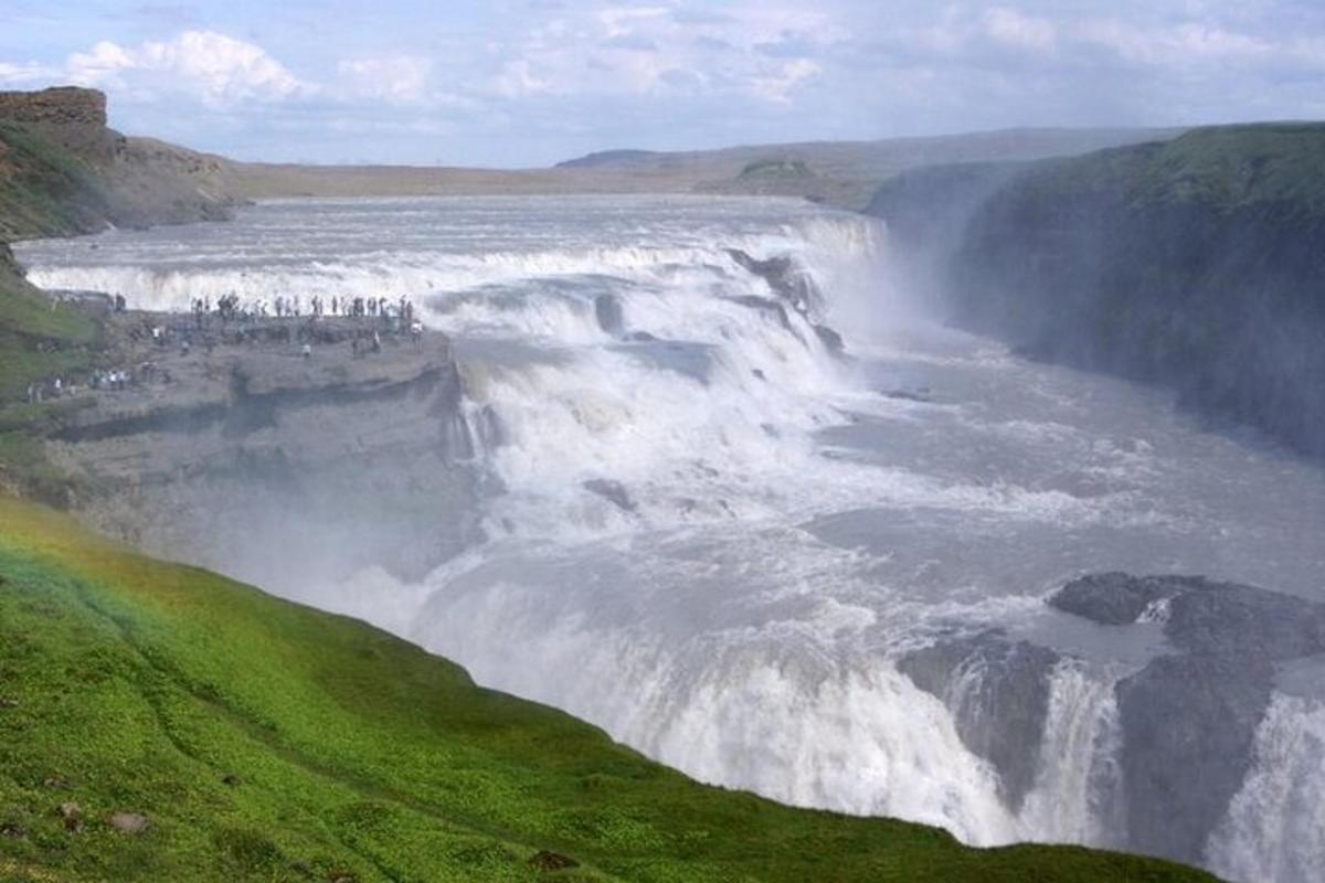 o vedere a unei cascade în mijlocul unui râu