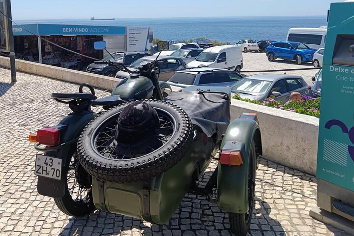 skuter z przyczepionym do niego wózkiem bocznym