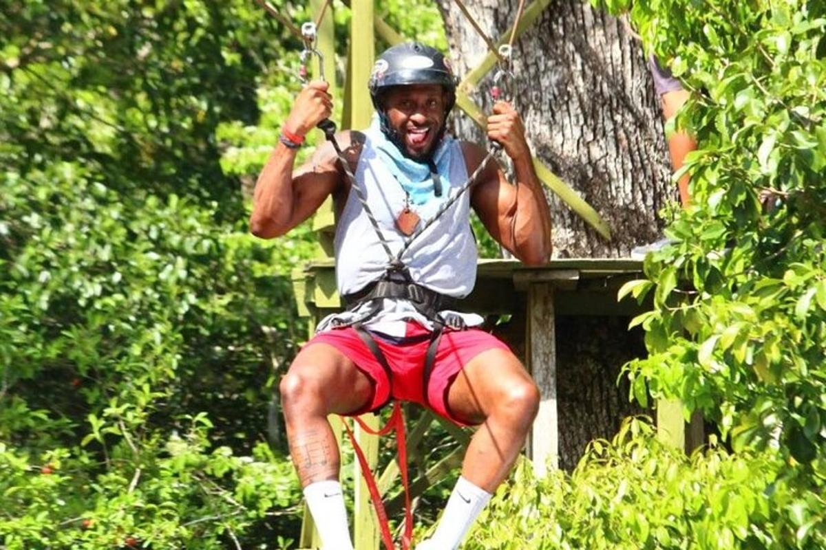 um homem em um balanço de corda na selva