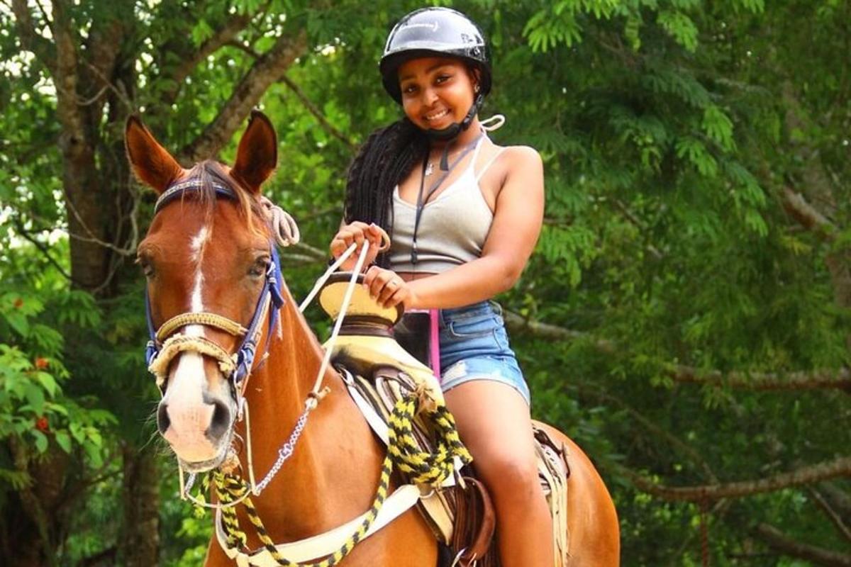 uma mulher está cavalgando um cavalo