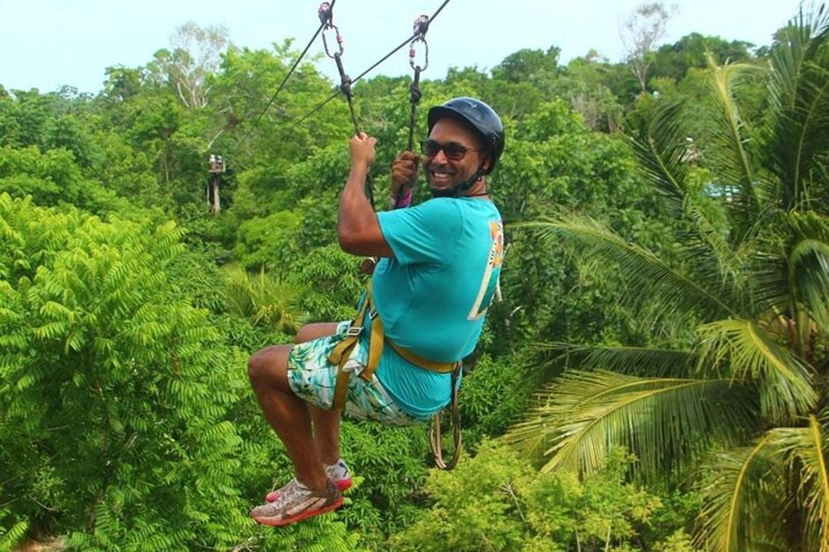um homem em uma tirolesa na selva