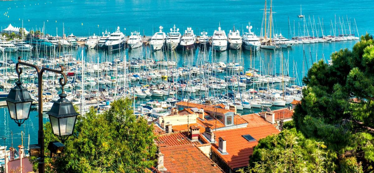 un porto pieno di barche in acqua