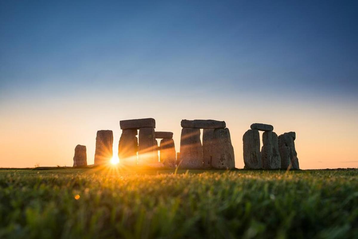 obrázek Stonehenge v poli se zapadajícím sluncem