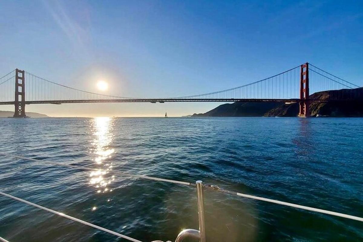 un vaixell a l'aigua davant d'un pont