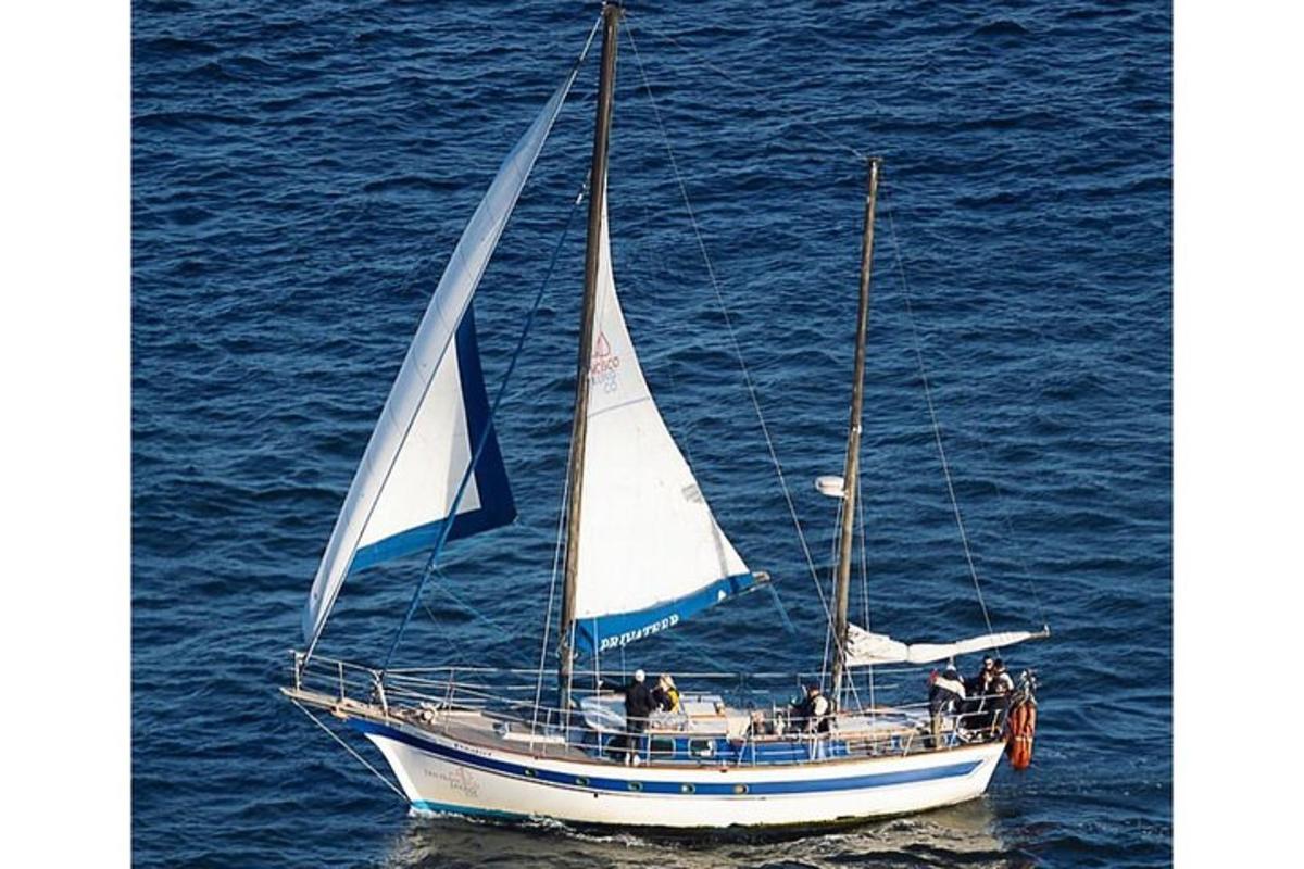 un veler a l'aigua amb gent a sobre