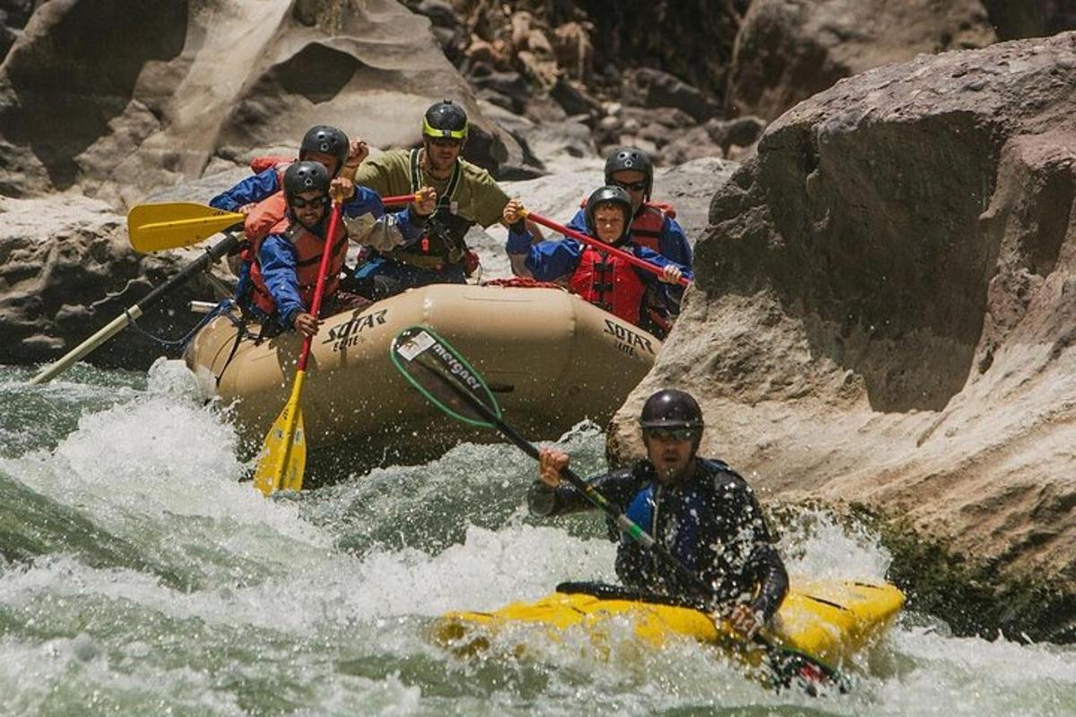 un gruppo di persone su una zattera su un fiume