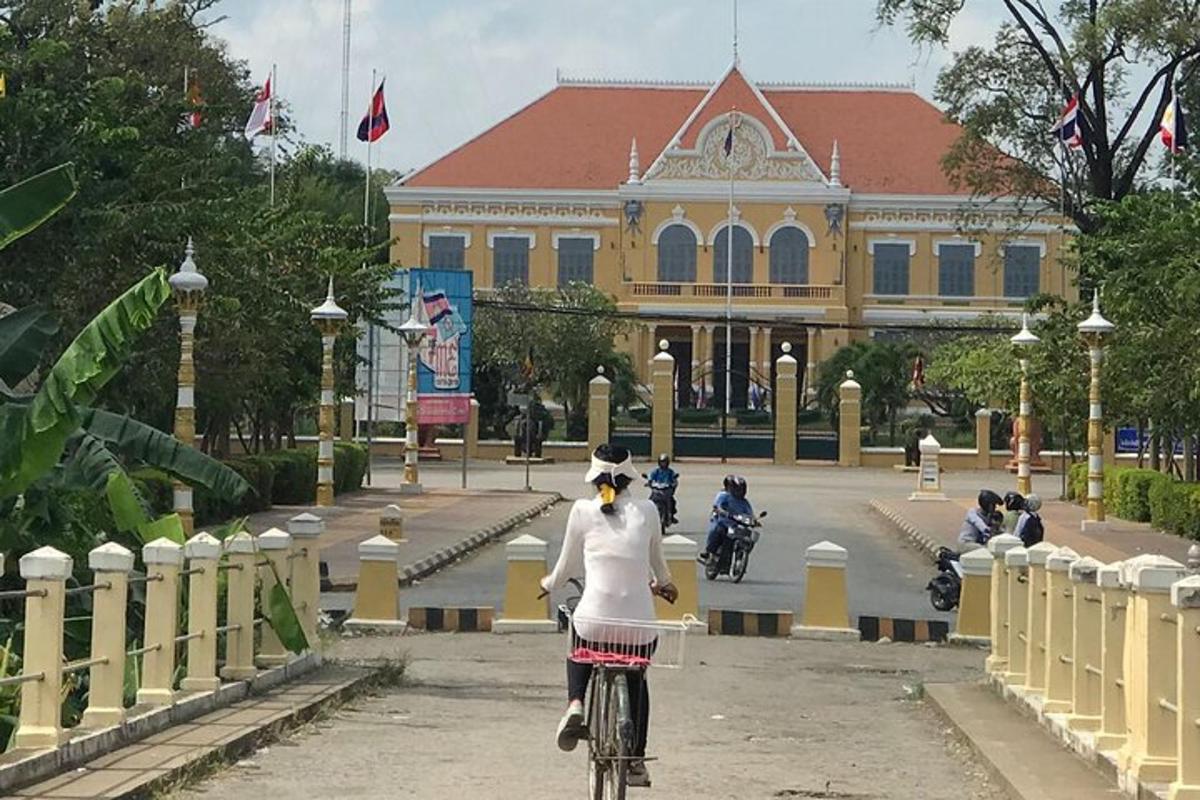 คนขี่จักรยานอยู่หน้าอาคาร